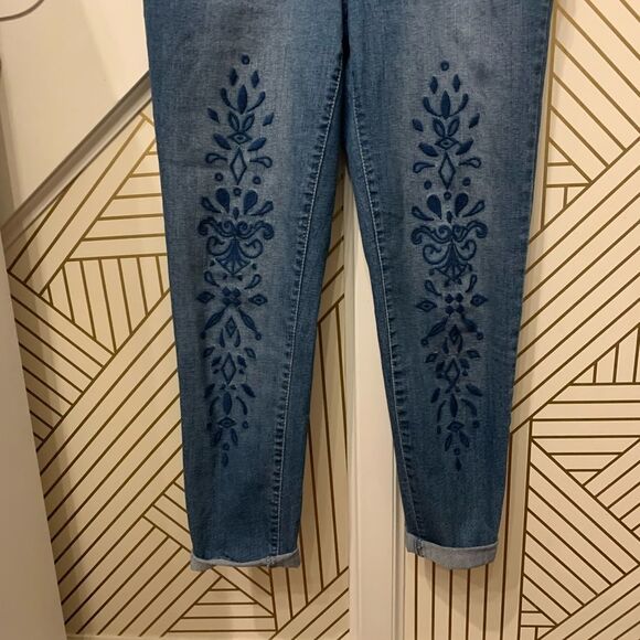 Bandolino Selene Embroidery Jeans - Picture 6 of 6